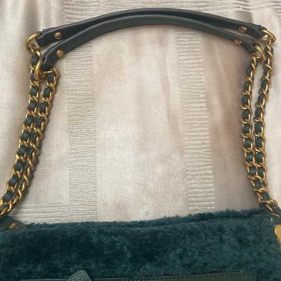 Furry, dark green Guess bag. - Picture 6 of 7